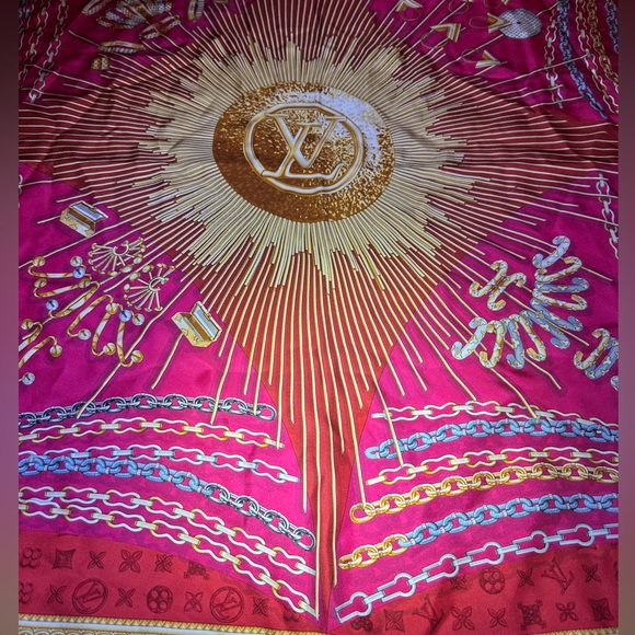 Luis Vuitton scarf. In excellent condition rarely ever used. - Picture 3 of 7